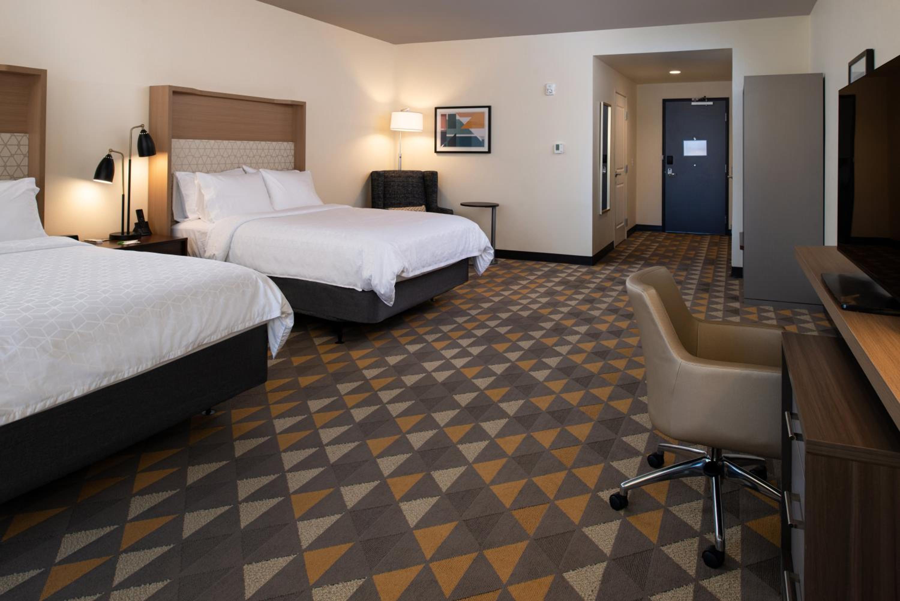 Standard Room with Two Queen Beds - Photo 4