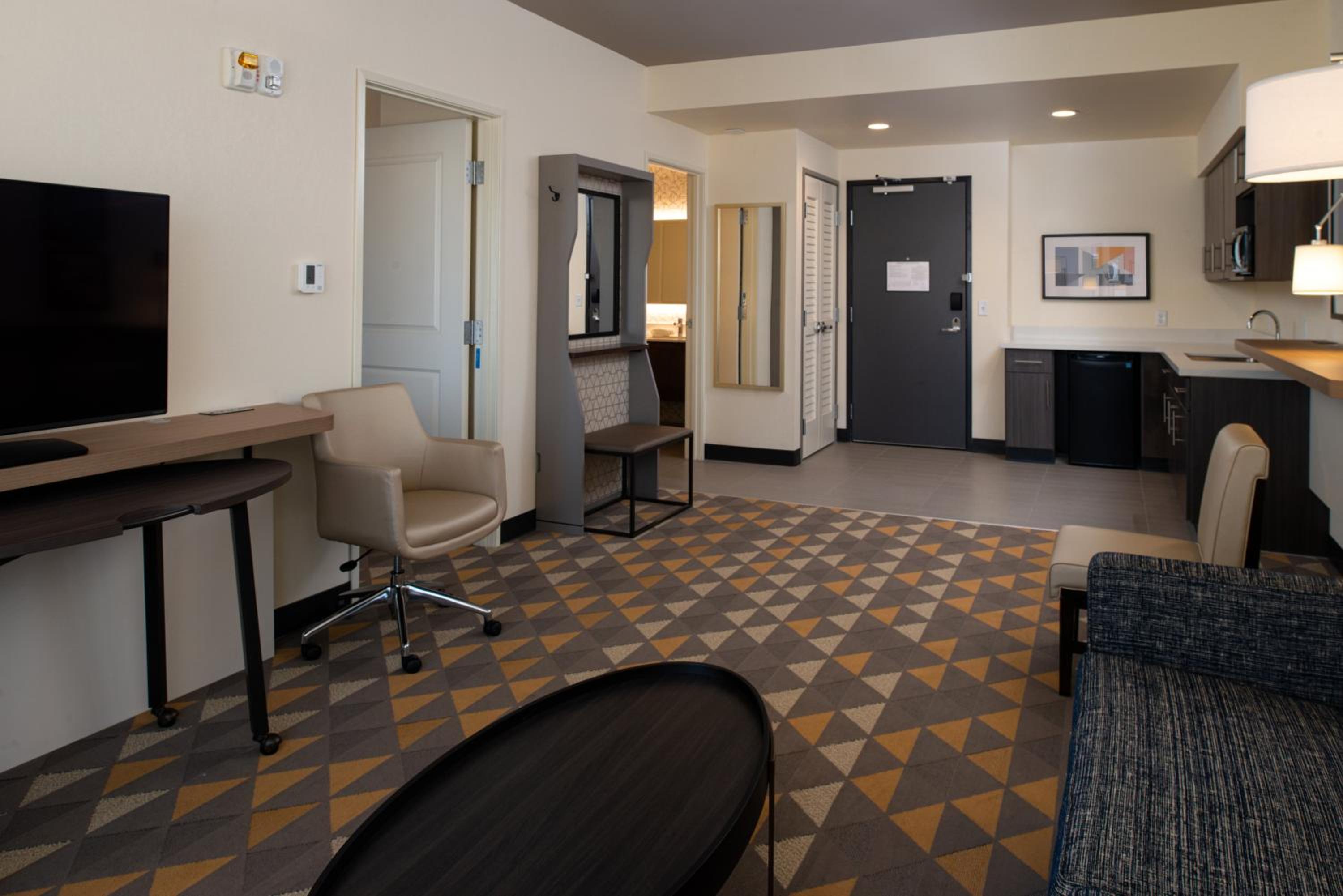 One-Bedroom King Suite - Photo 3