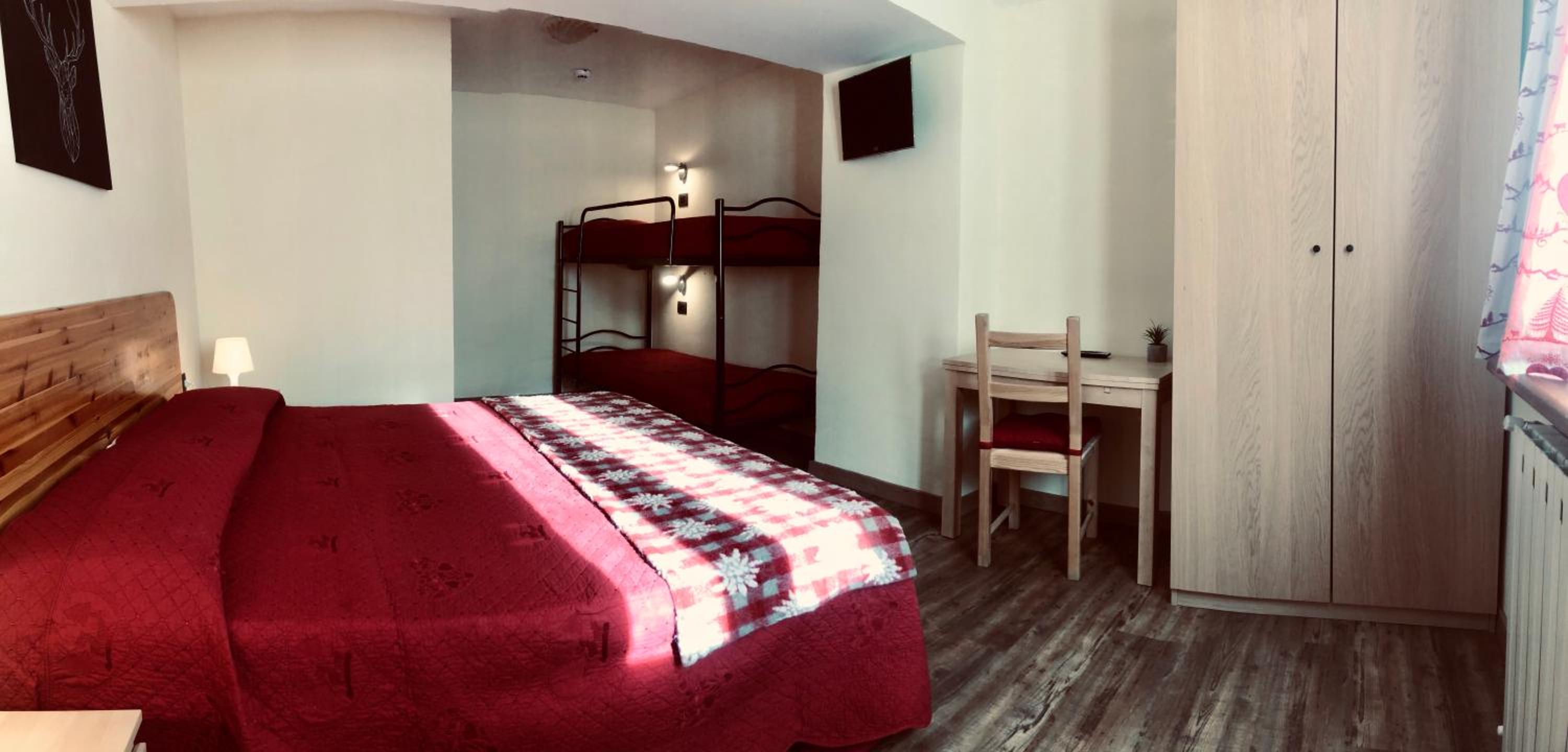 Quadruple Room with Mountain View photo 1