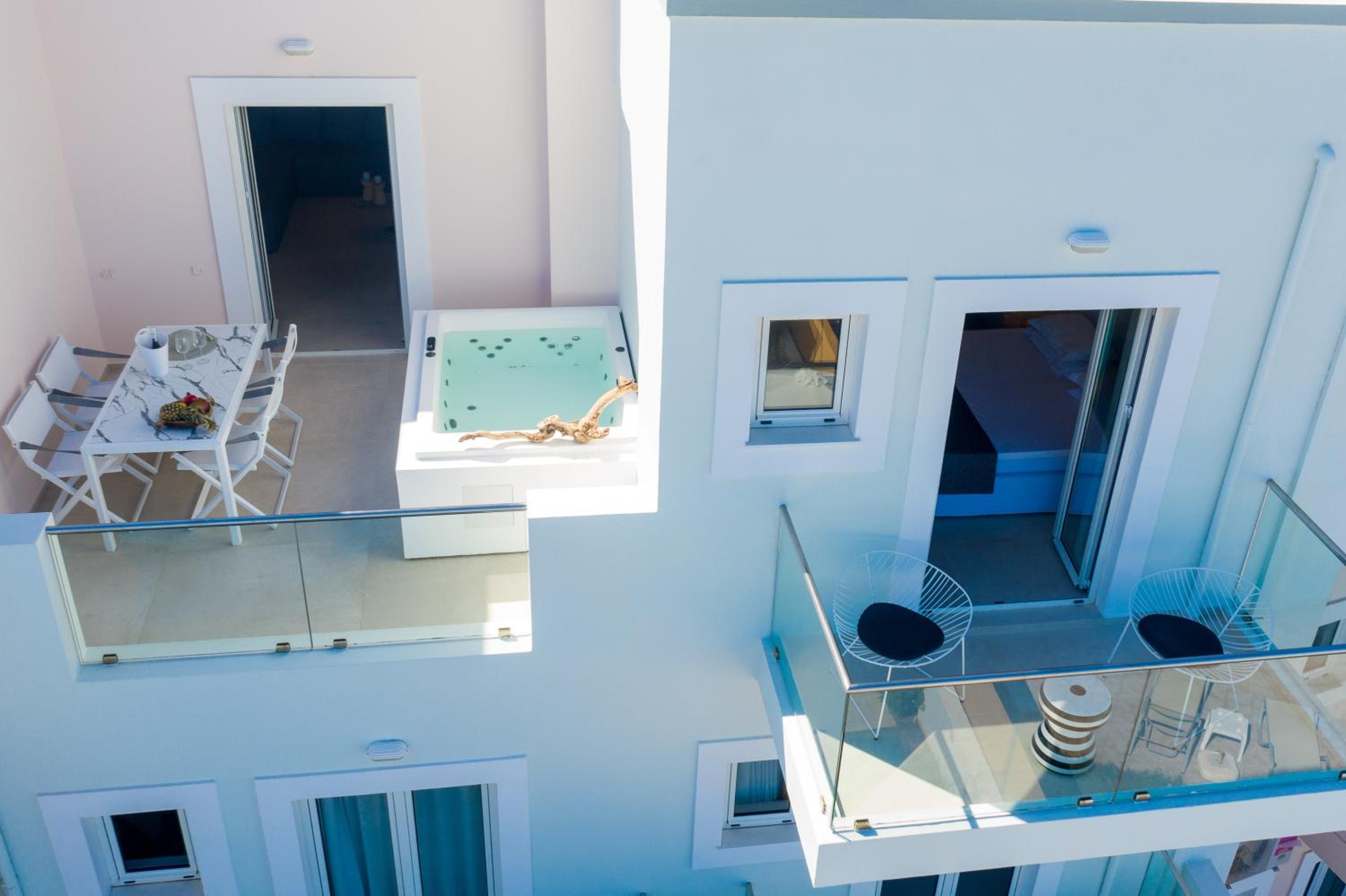Deluxe Suite with Sea View and Hot Tub - Photo 16