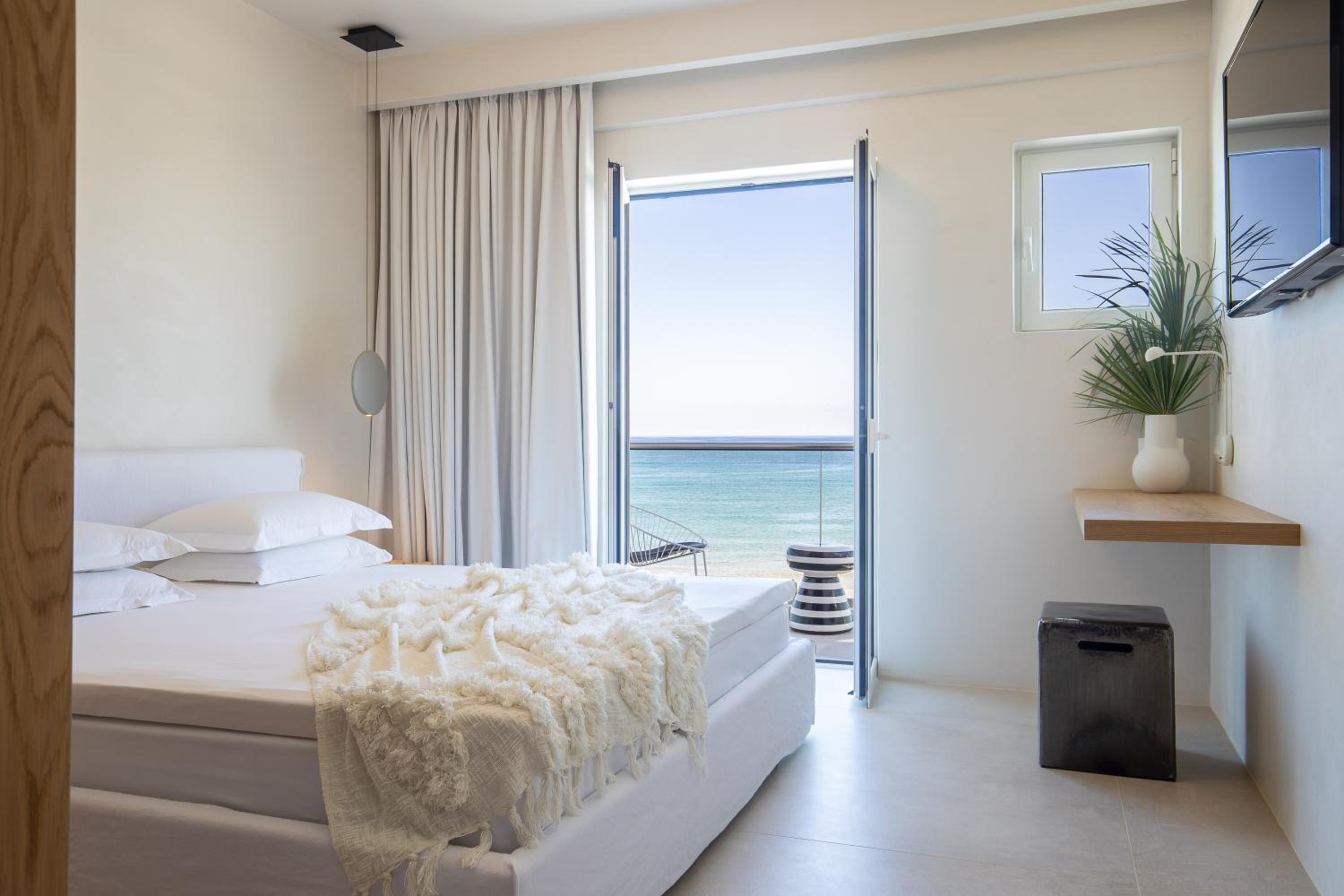 Deluxe Suite with Sea View and Hot Tub - Photo 1