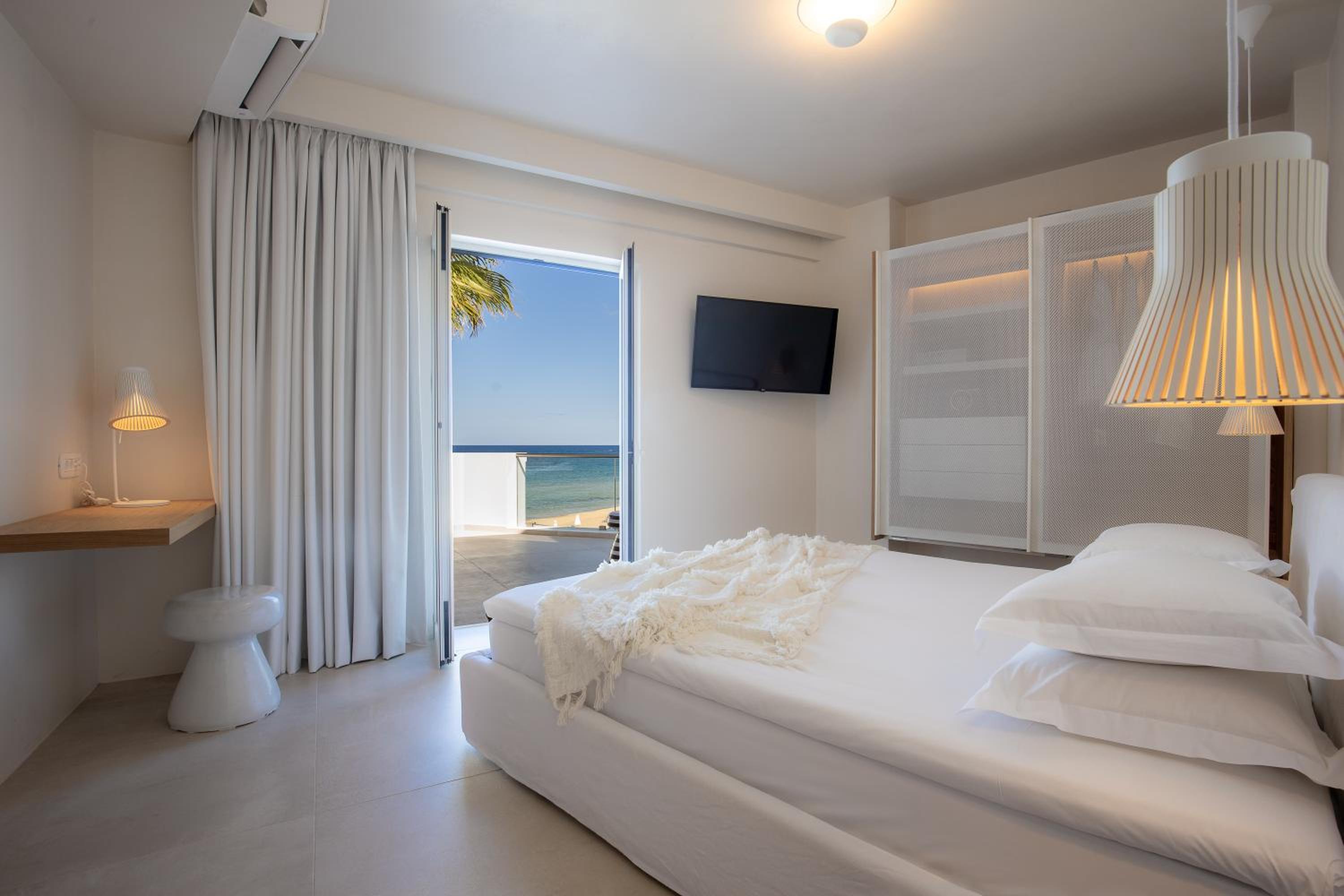 Deluxe Suite with Sea View and Hot Tub - Photo 8