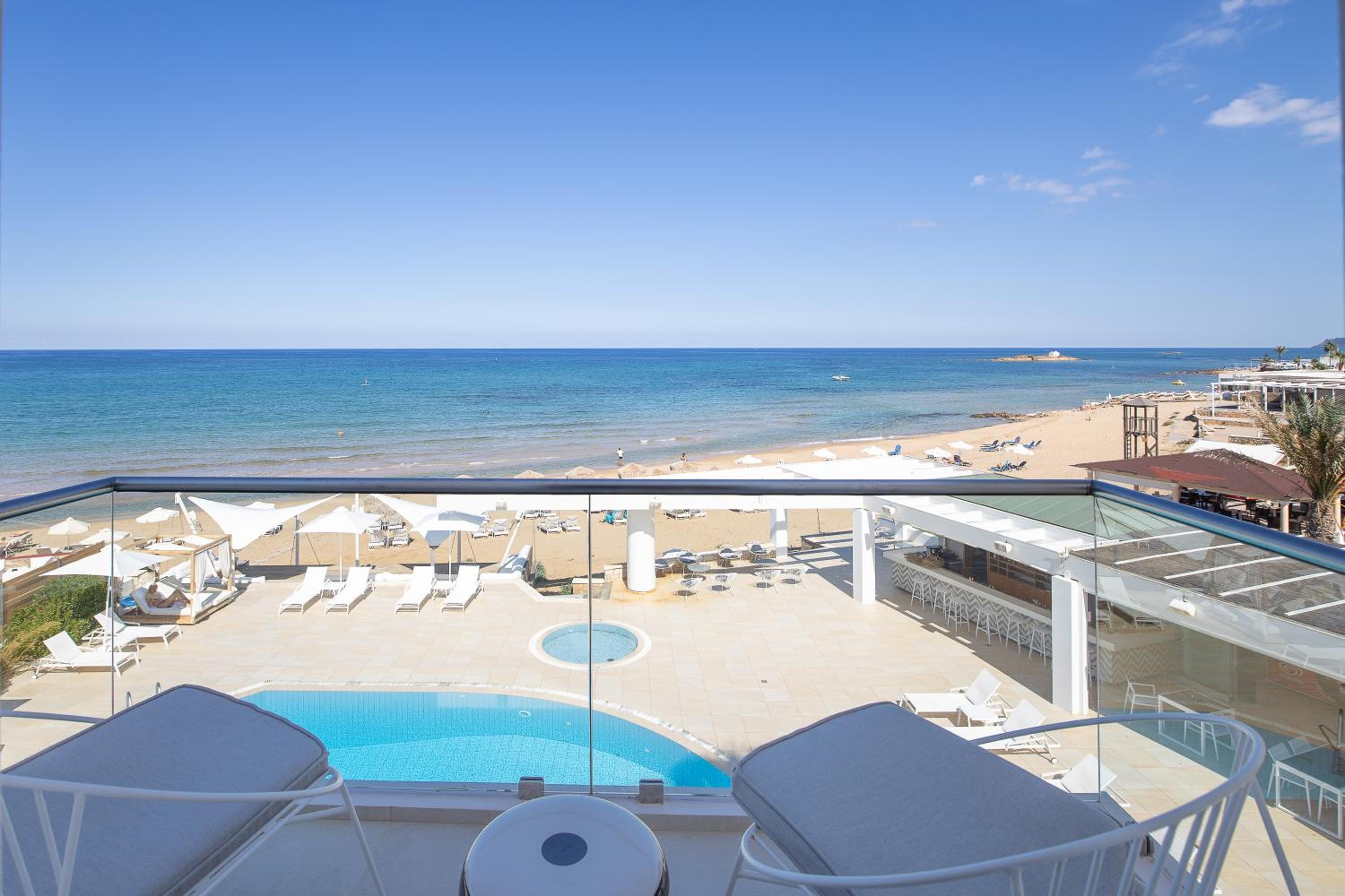 Deluxe Suite with Sea View and Hot Tub - Photo 15