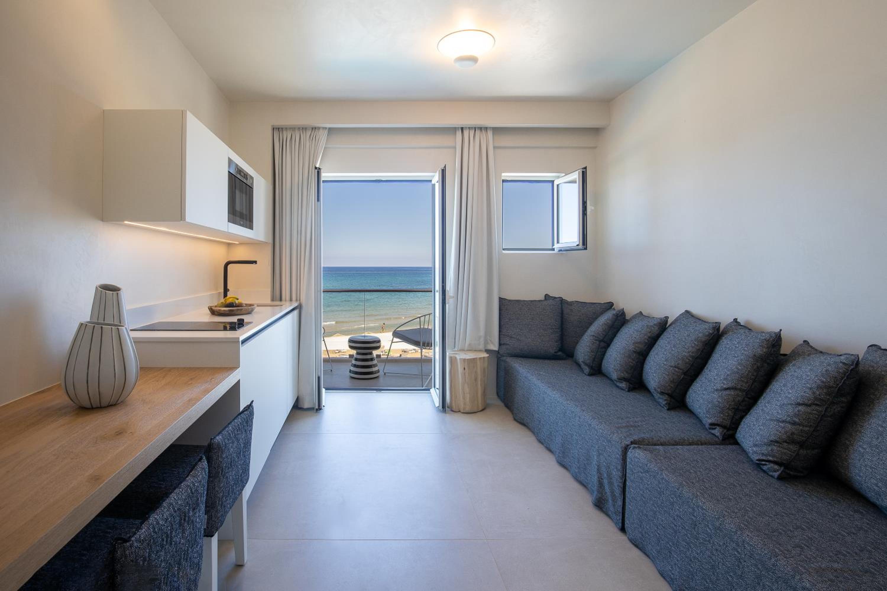 Deluxe Suite with Sea View and Hot Tub - Photo 14