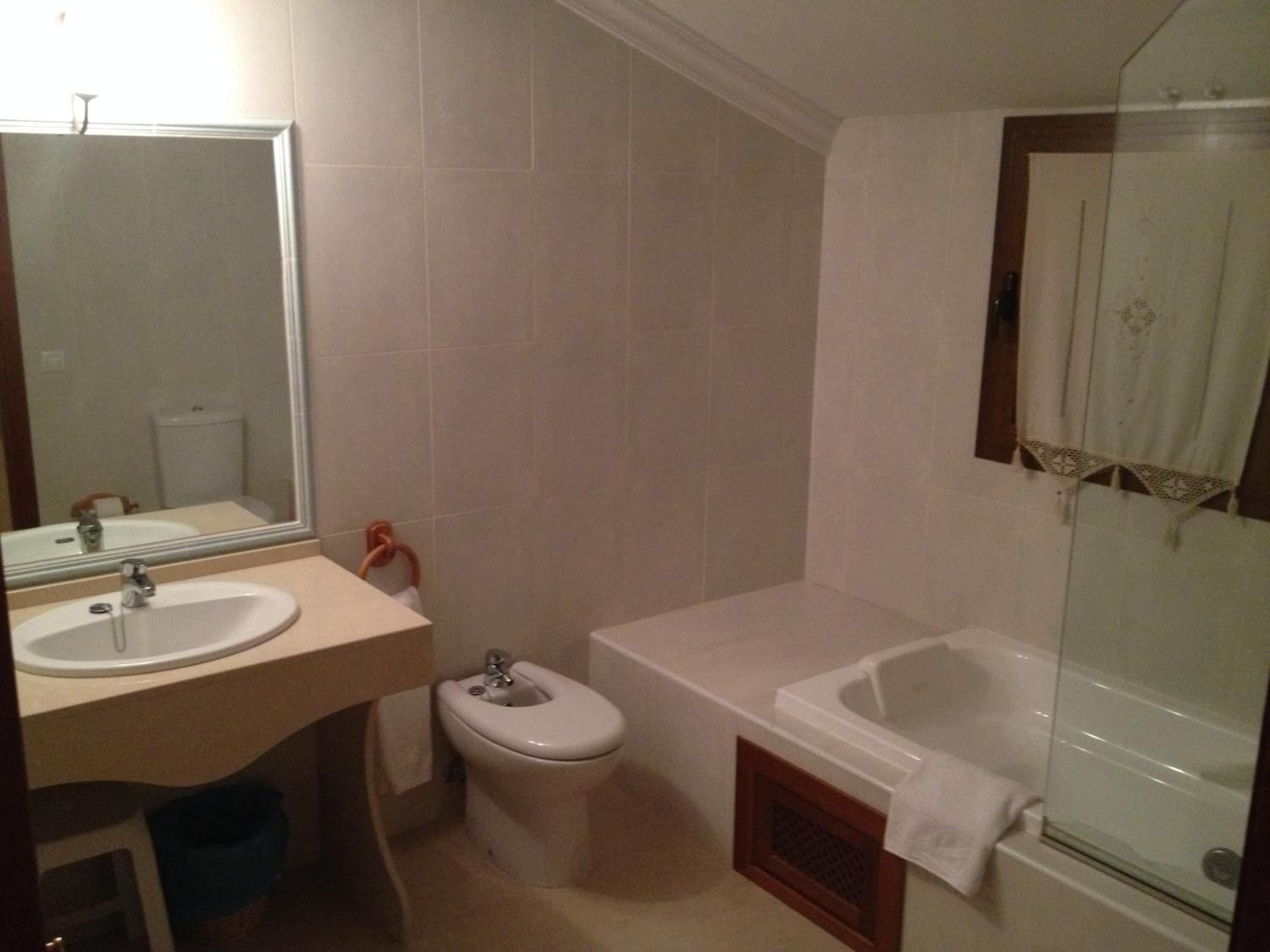 Twin Room - Photo 3