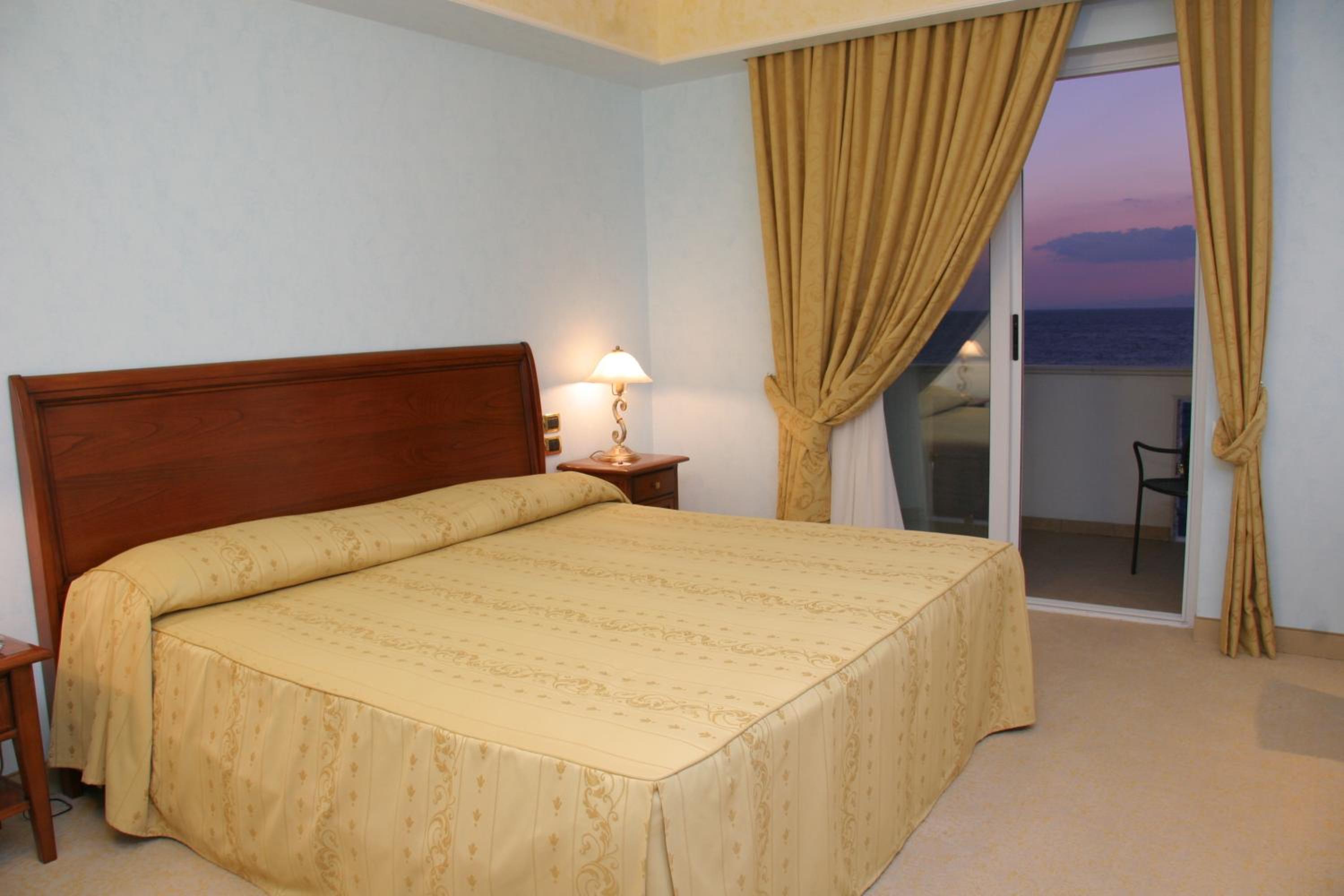 Double or Twin Room - Photo 4