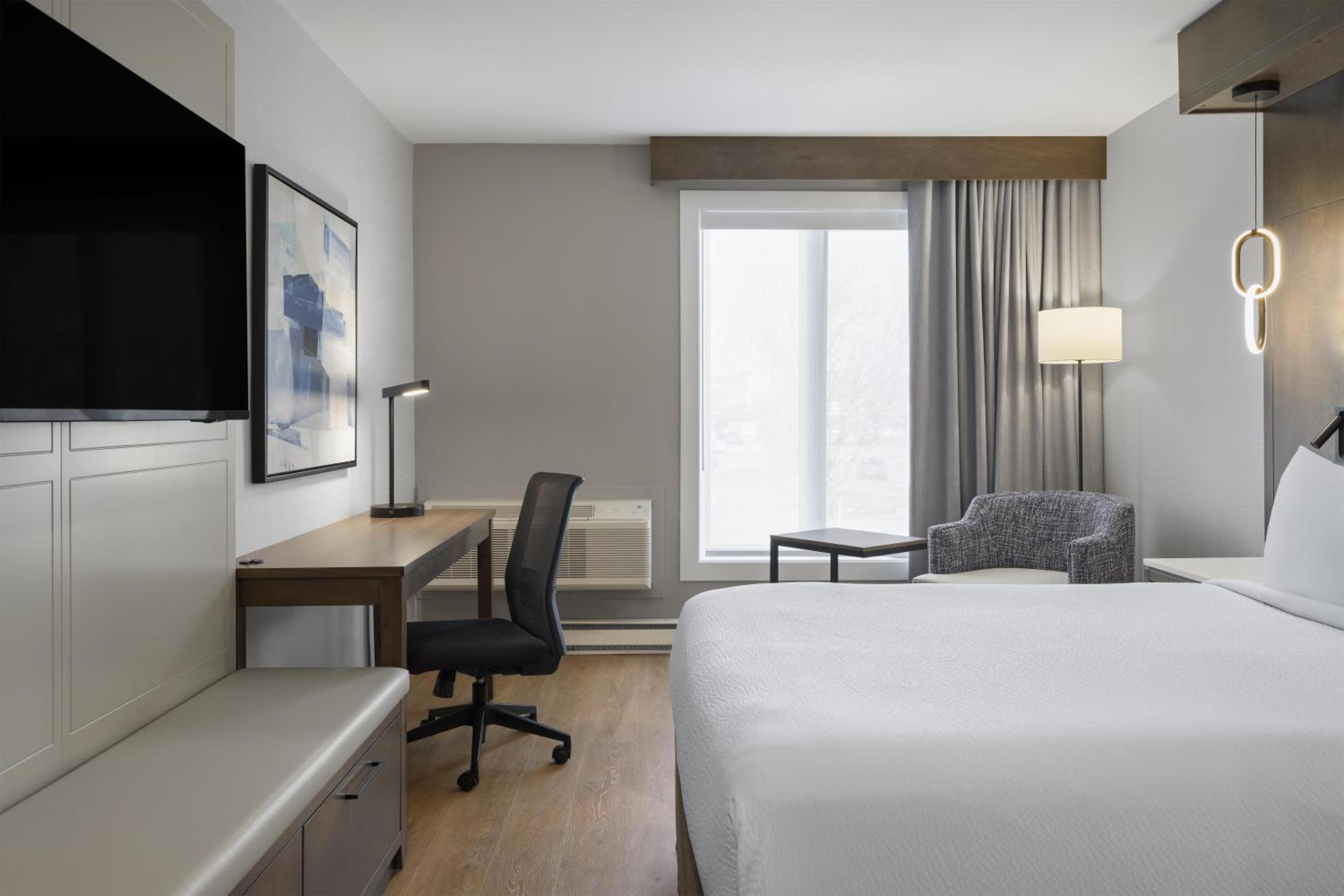 Executive Queen Room with Rain Shower - Non-Smoking