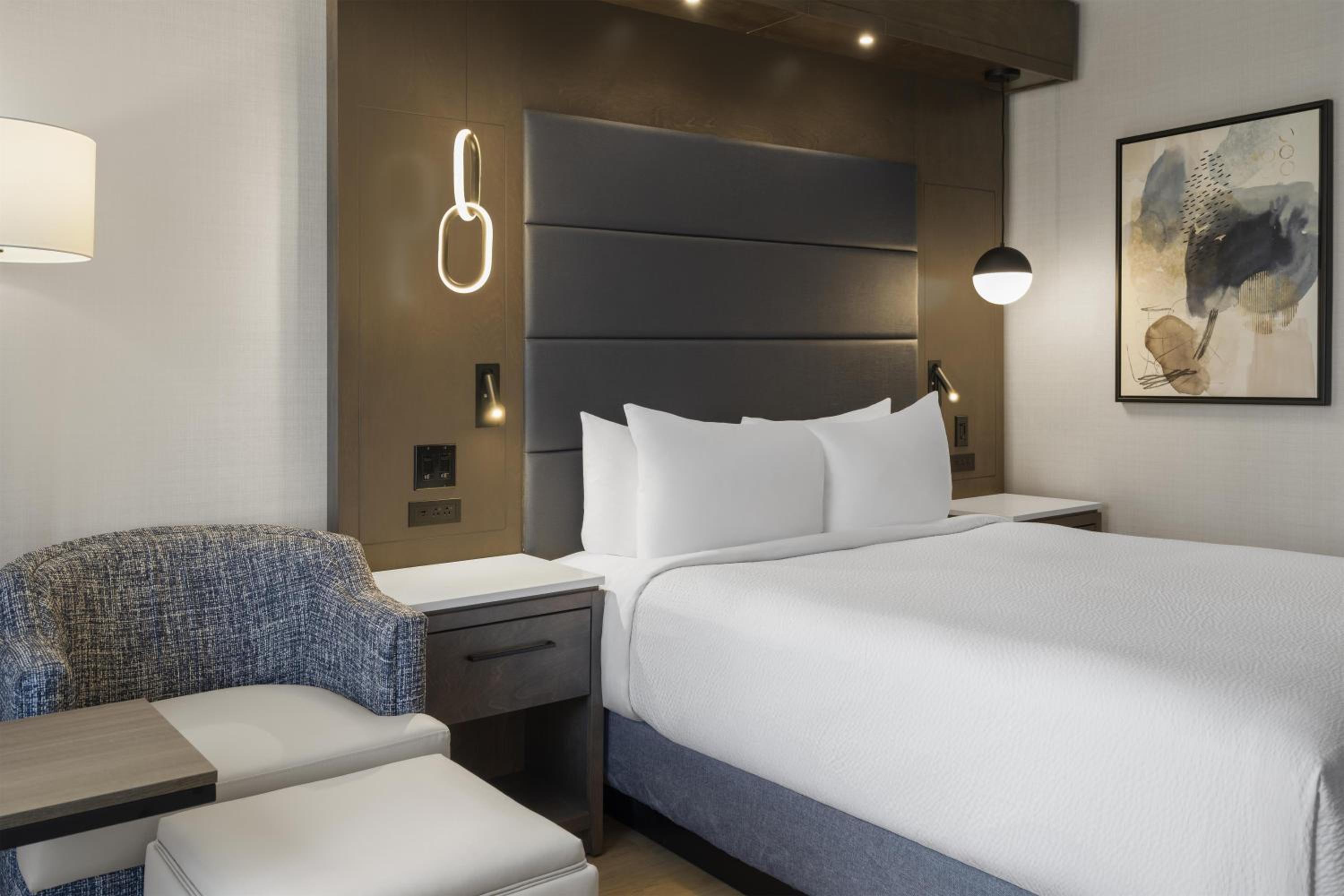 Executive Queen Room with Rain Shower - Non-Smoking