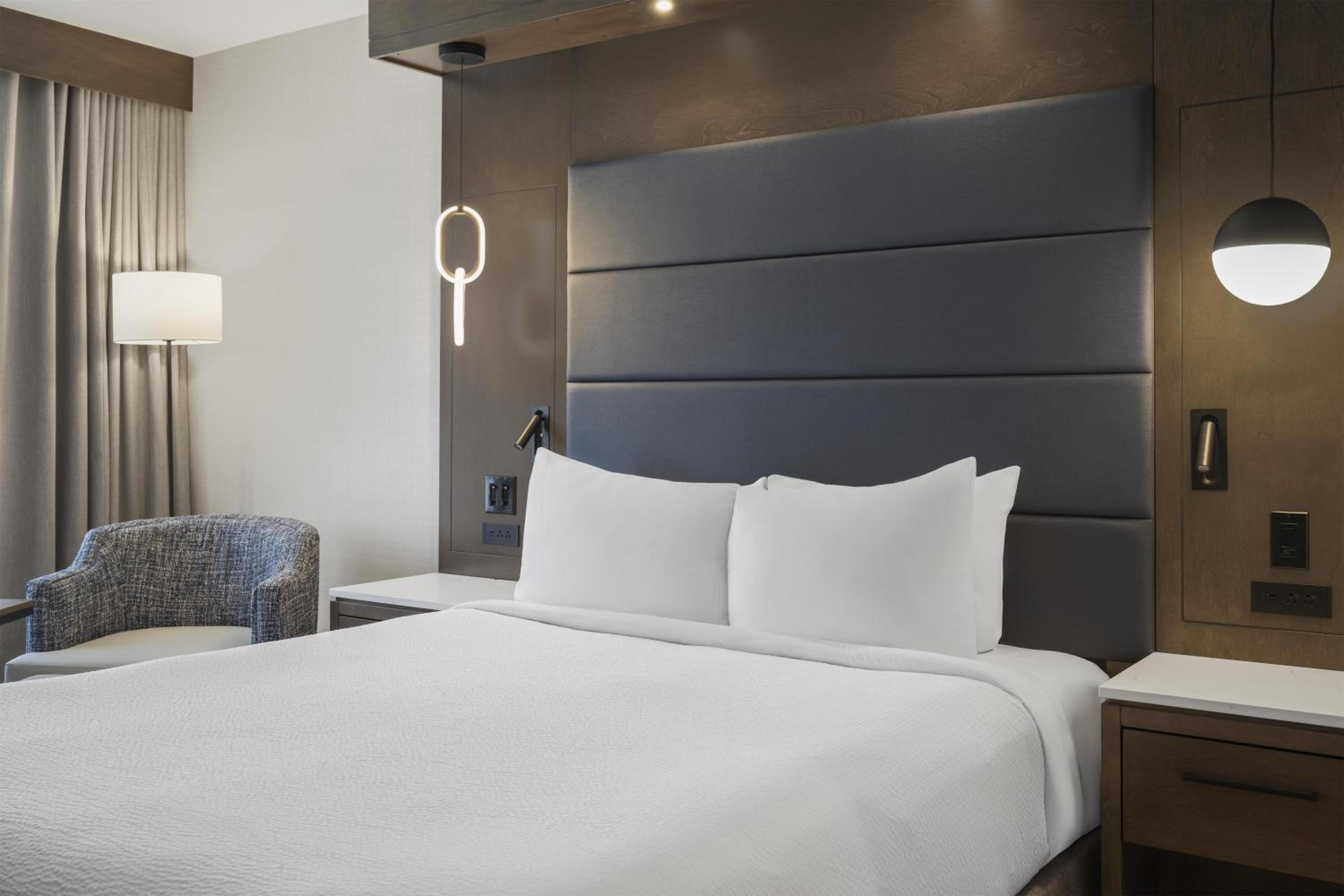 Executive Queen Room with Rain Shower - Non-Smoking