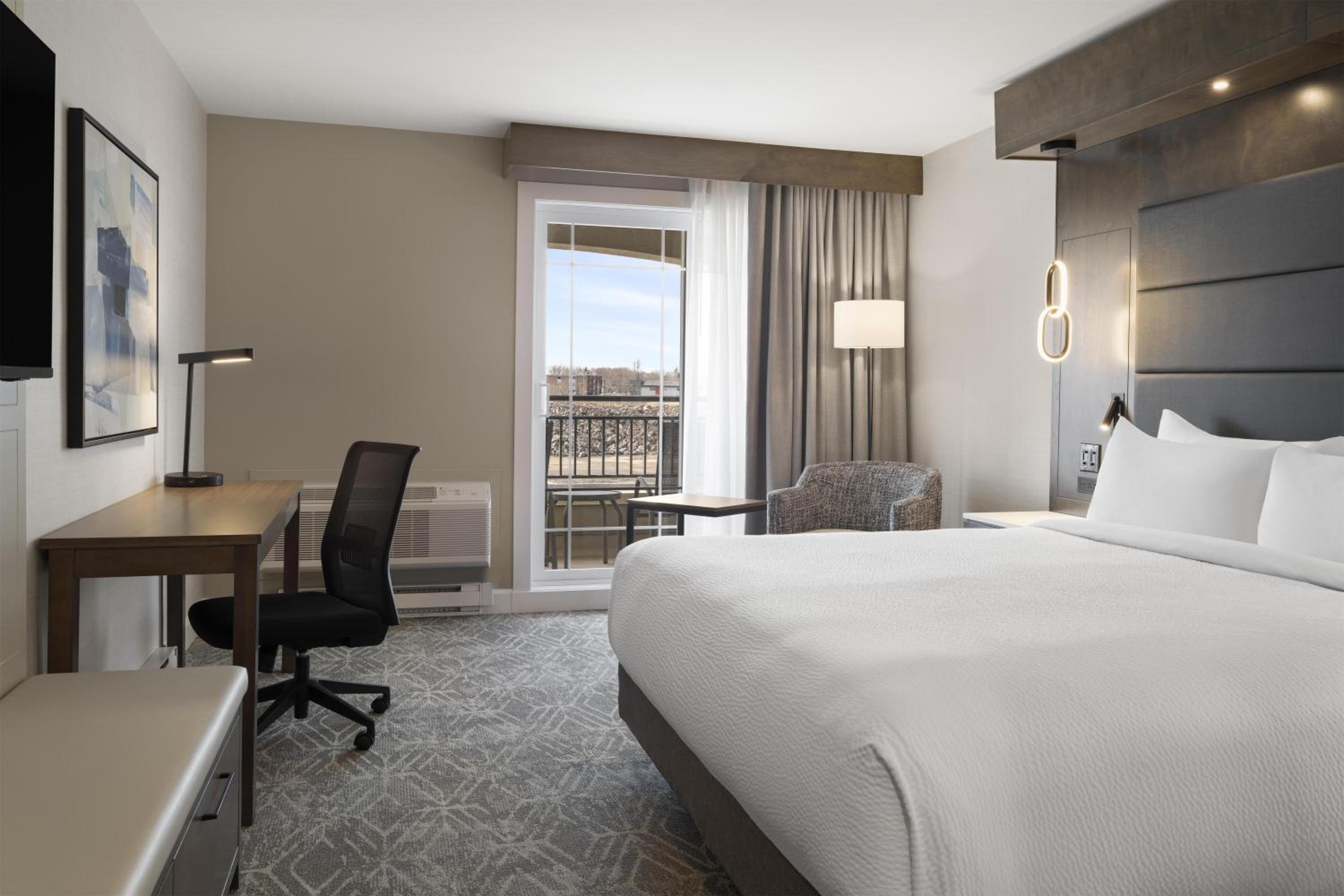 Executive King Room with Balcony and Rain Shower - Non-Smoking