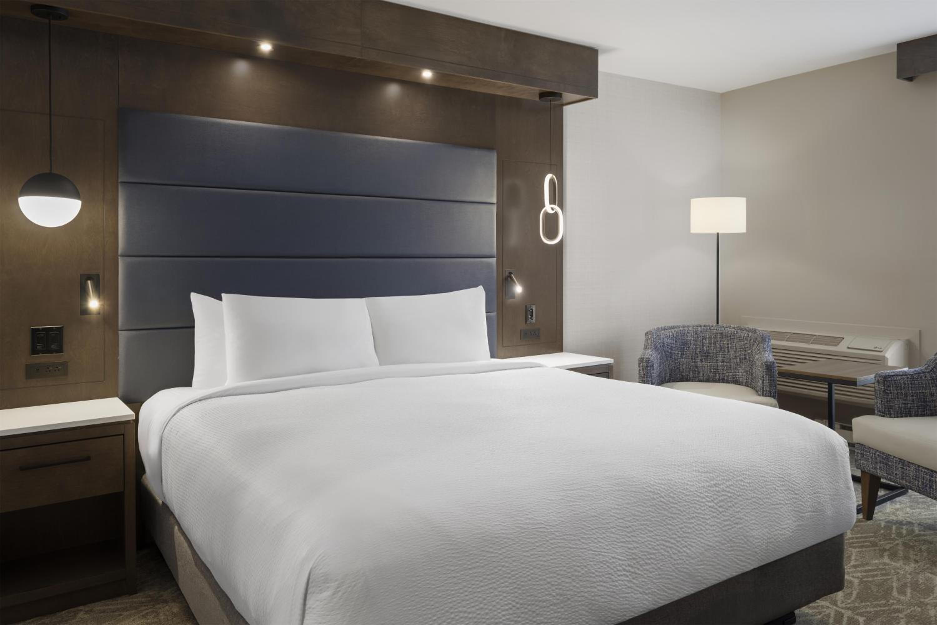 Executive King Room with Rain Shower - Second Floor/Non-Smoking