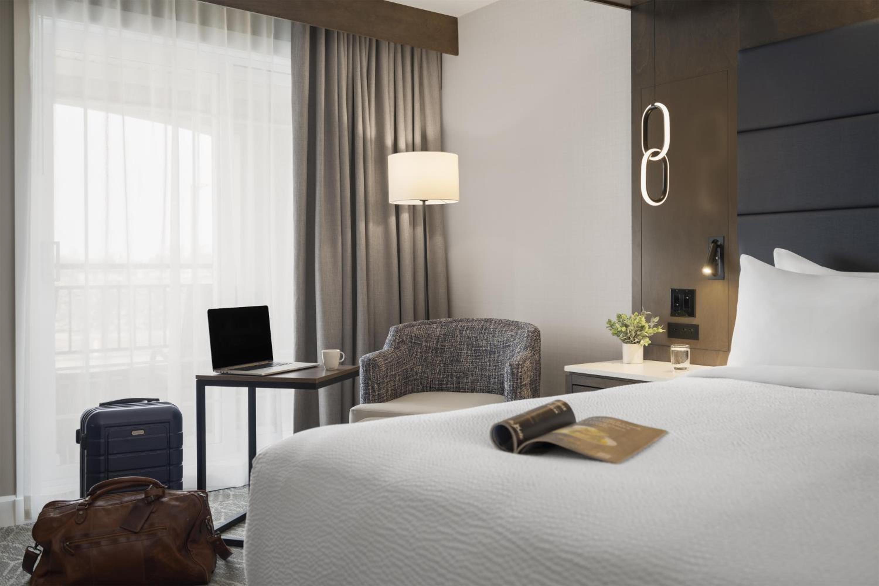 Executive King Room with Balcony - Second Floor/Non-Smoking thumbnail 5