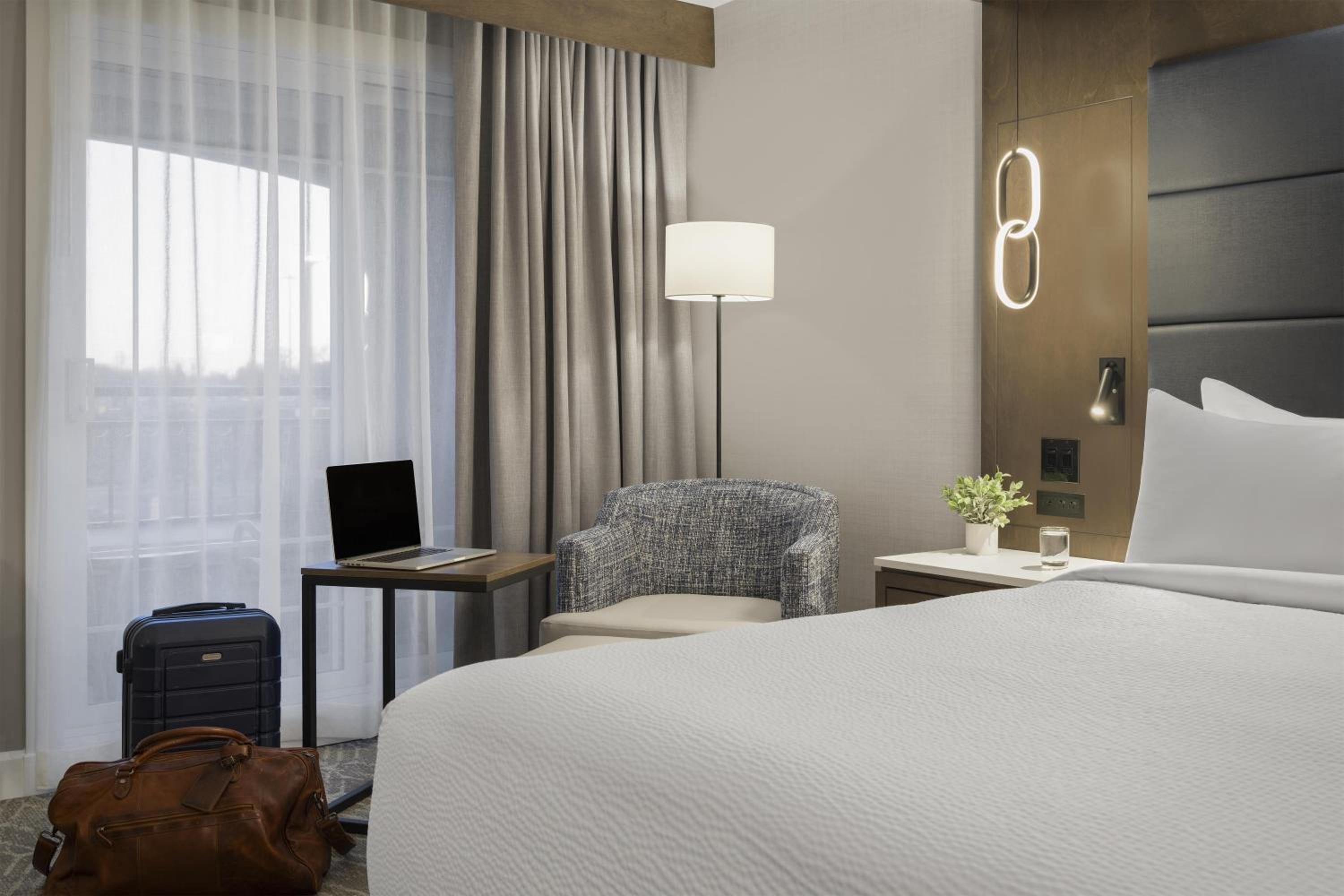 Executive King Room with Balcony - Second Floor/Non-Smoking thumbnail 6