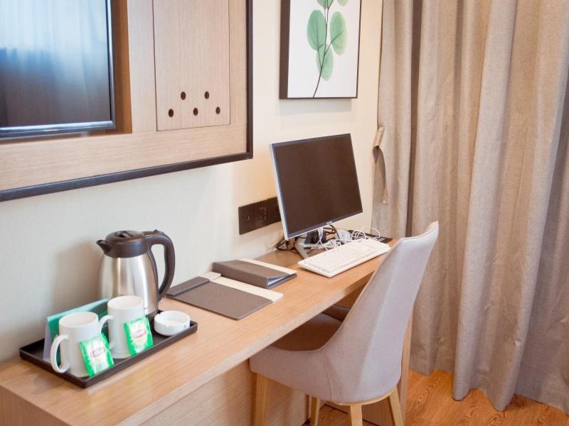 Suite - Photo 1