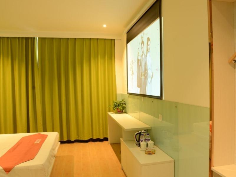 Superior Queen Room with Movie - Photo 2