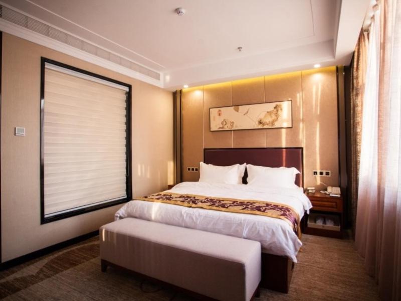 Deluxe Queen Room - Photo 3