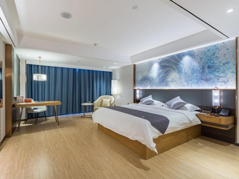 Deluxe Queen Room - Photo 8