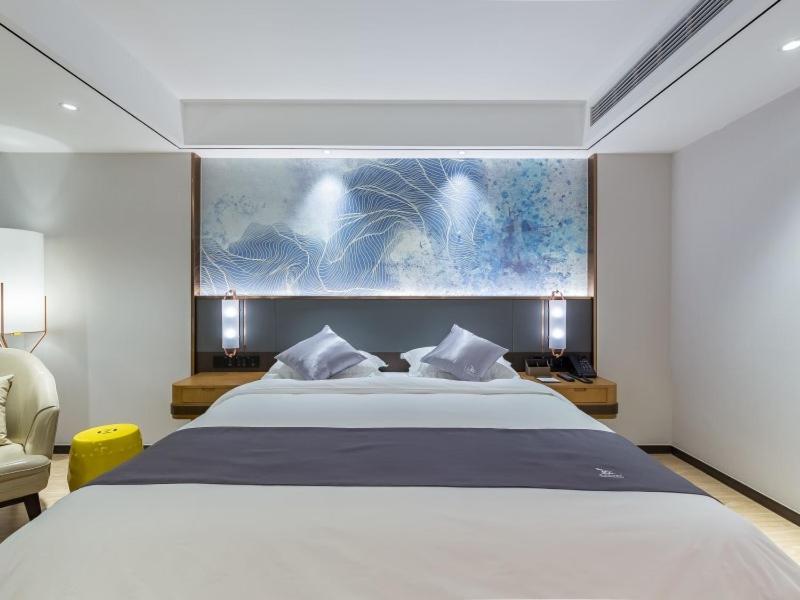Deluxe Queen Room - Photo 5