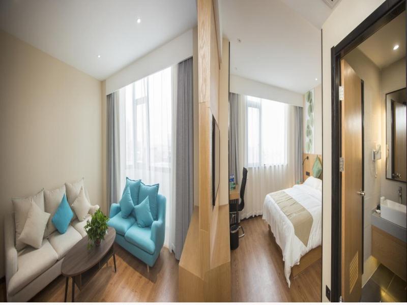 Suite - Photo 1