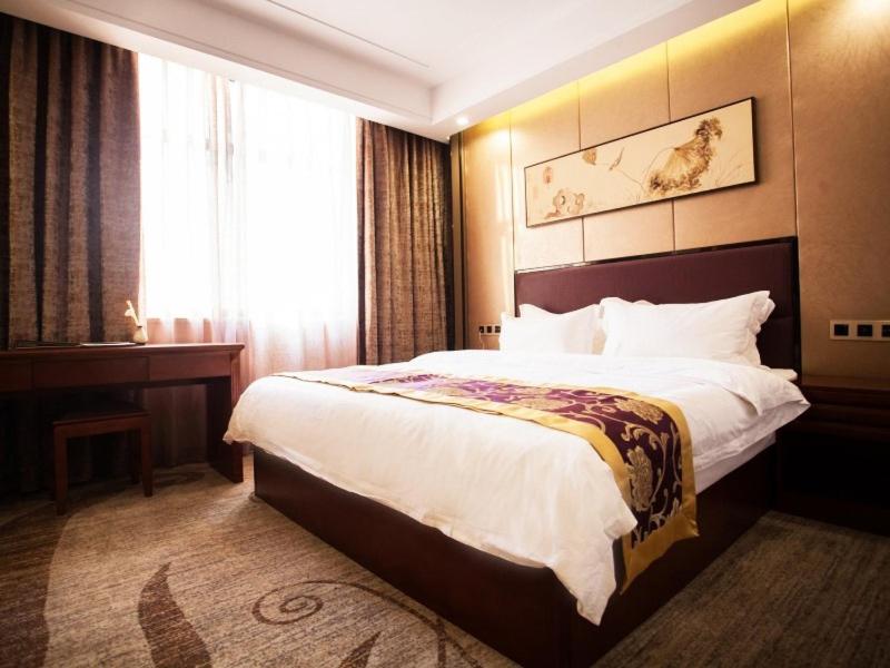 Deluxe Queen Room - Photo 1