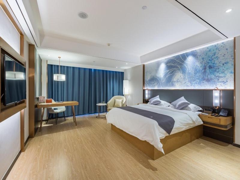 Deluxe Queen Room - Photo 7