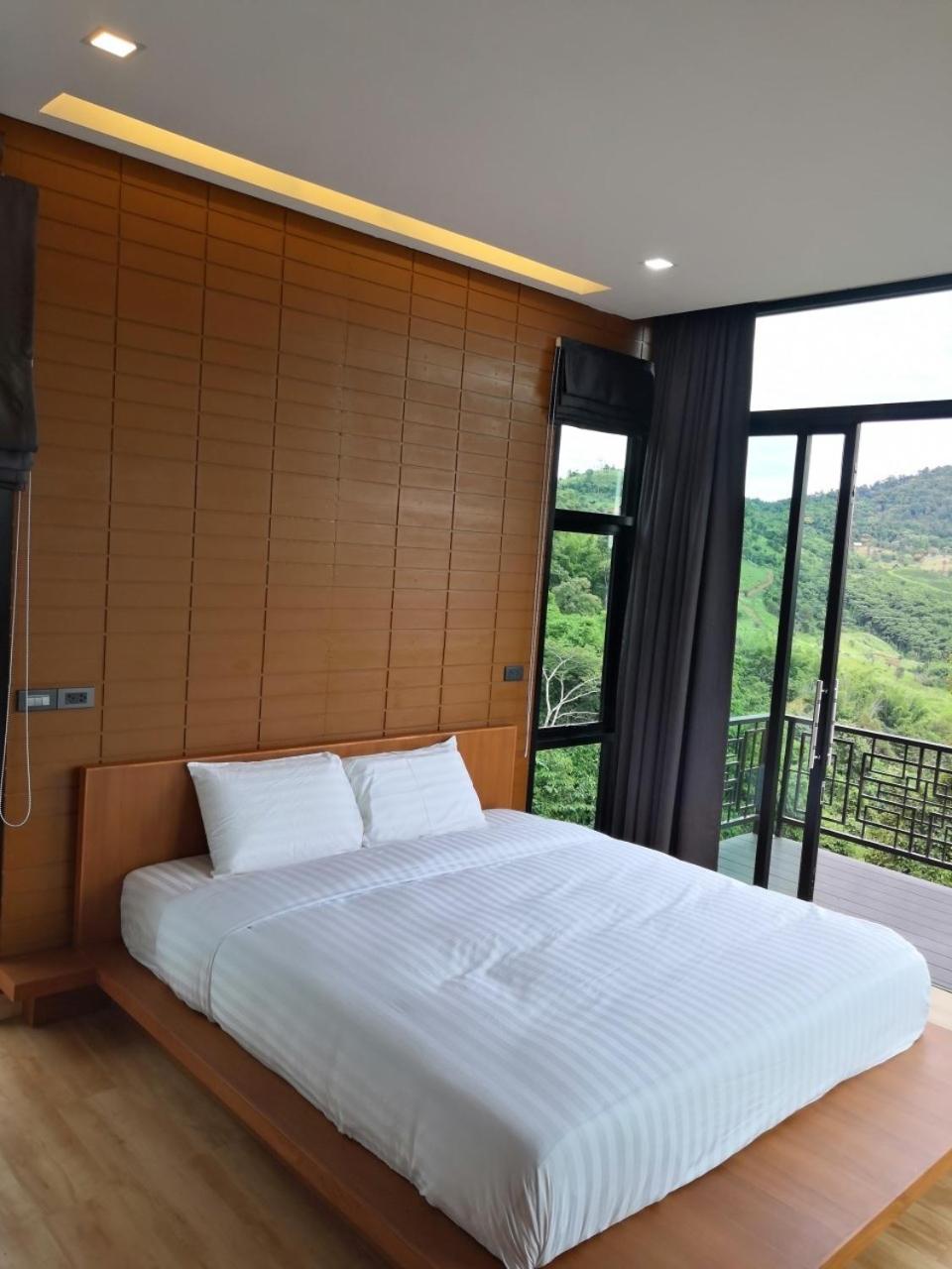 Standard King Room - Photo 7