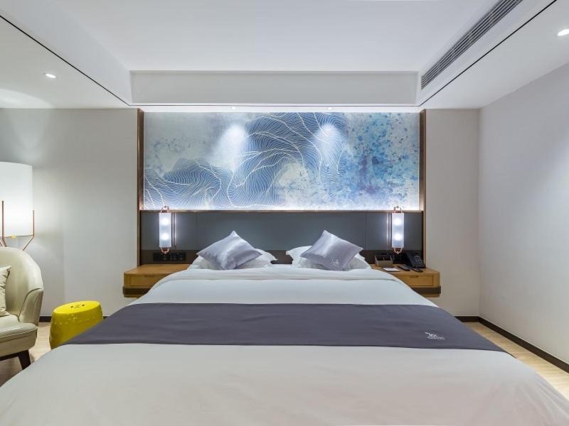 Deluxe Queen Room - Photo 6