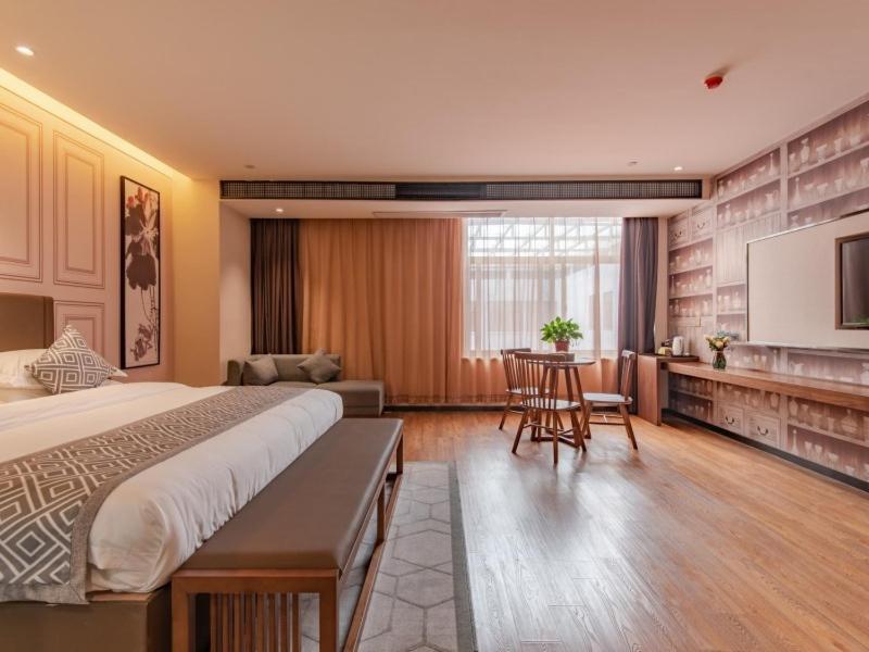 Deluxe Queen Room