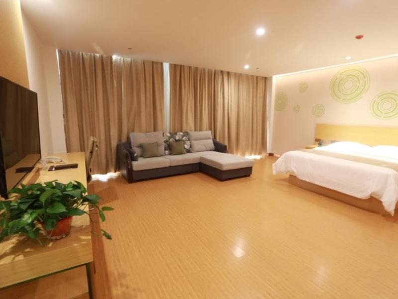 Suite - Photo 1