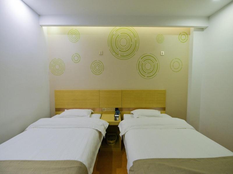 Twin Room - Photo 11
