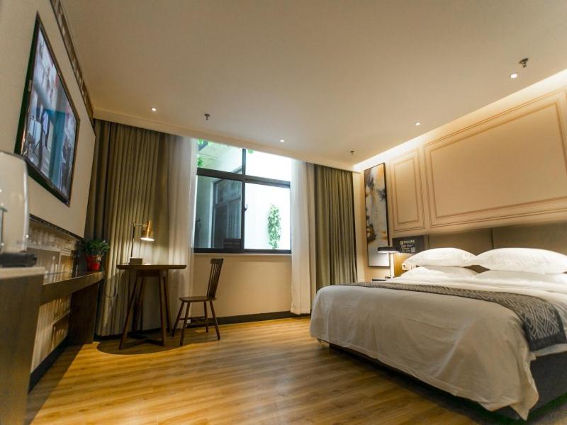 Deluxe Queen Room photo 2