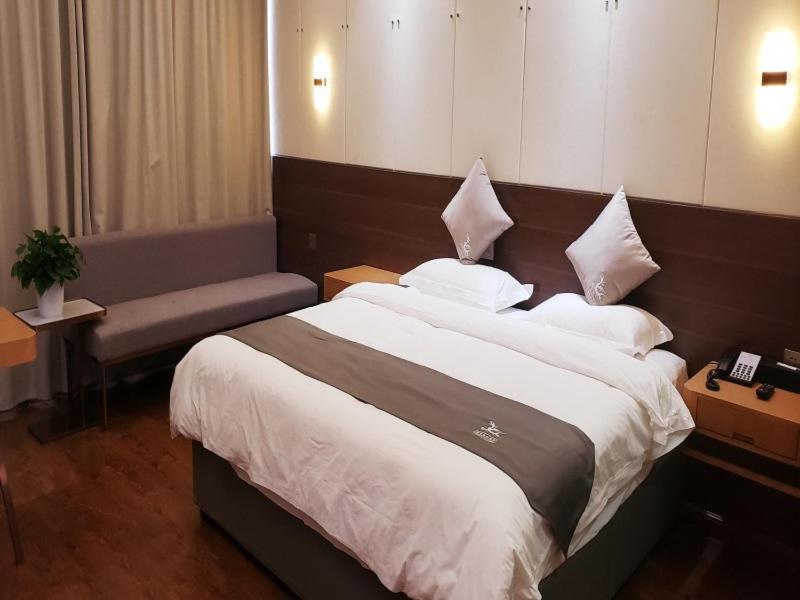 Deluxe Suite - Photo 11