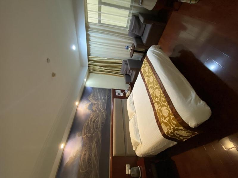 Mainland Chinese Citizens - Deluxe Queen Room photo 2