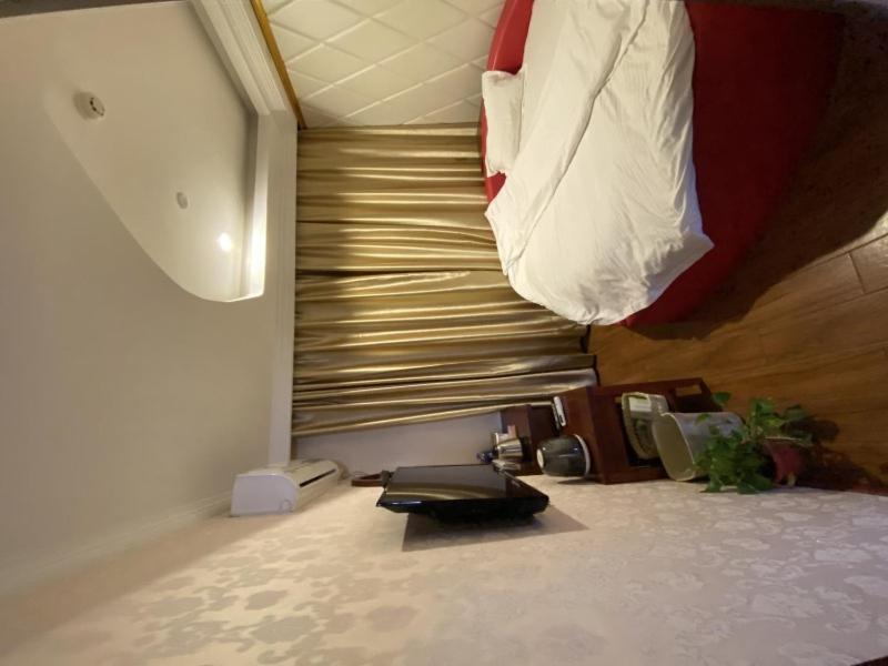 Mainland Chinese Citizens - Queen Room with Roundbed photo 2