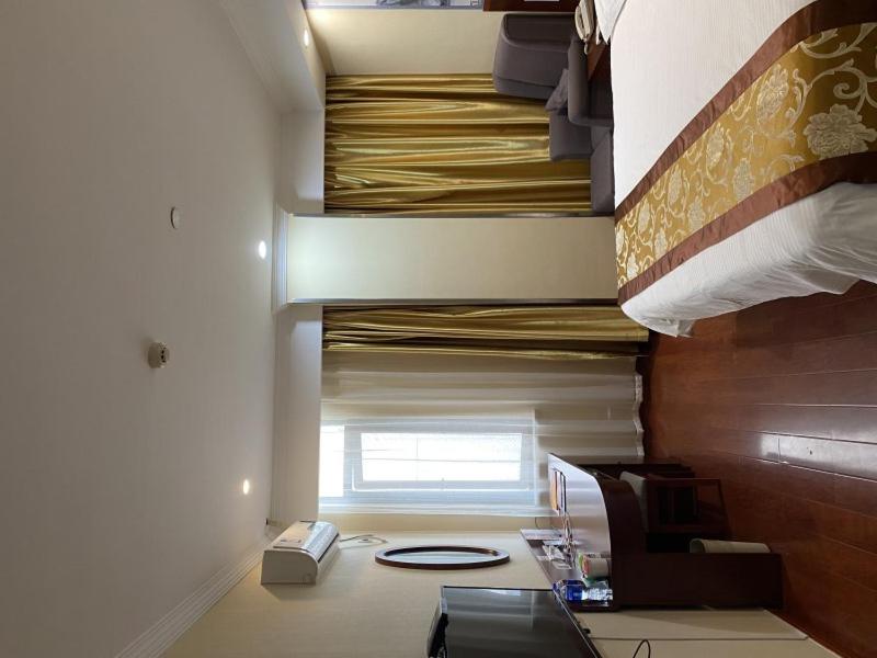 Mainland Chinese Citizens - Deluxe Queen Room photo 1