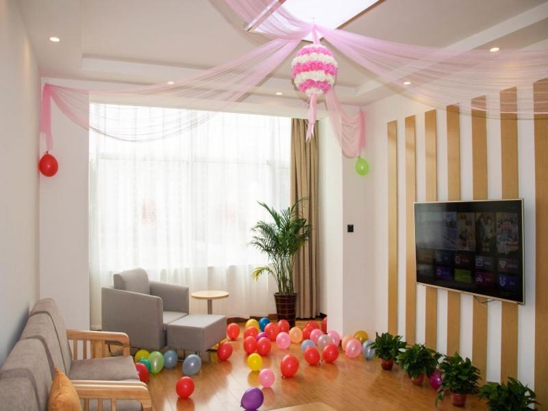Suite - Photo 1