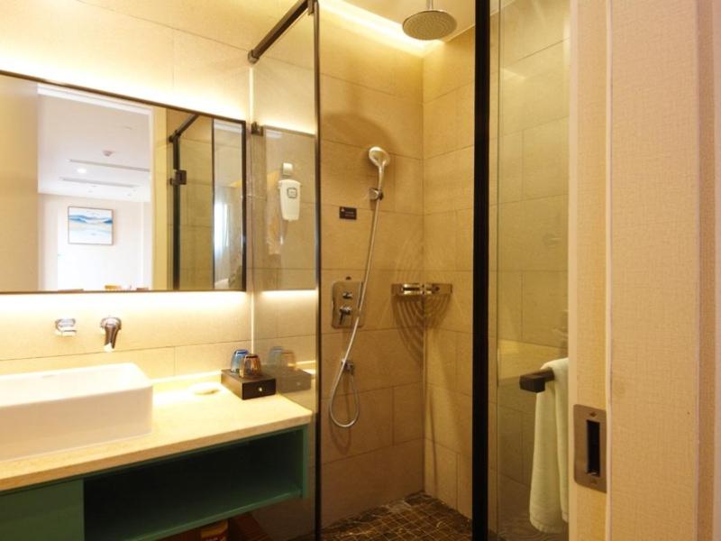 Deluxe Queen Room - Photo 9