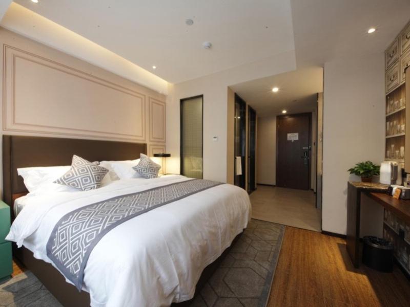 Deluxe Queen Room - Photo 8