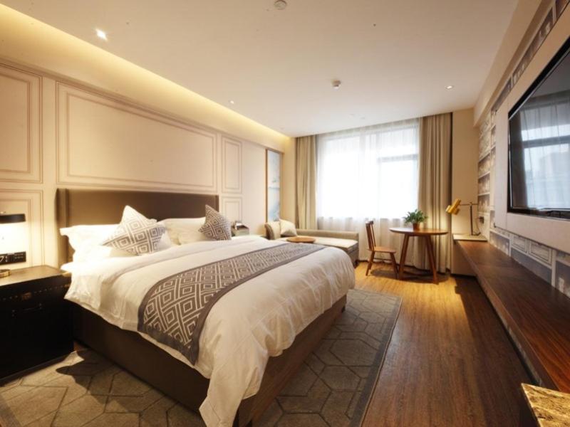 Deluxe Queen Room - Photo 7