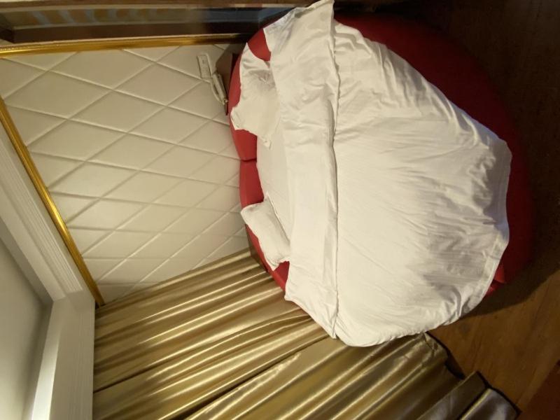 Mainland Chinese Citizens - Queen Room with Roundbed photo 1