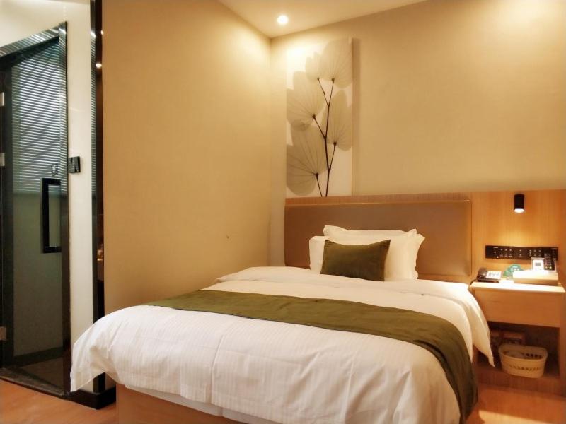 Queen Room photo 1