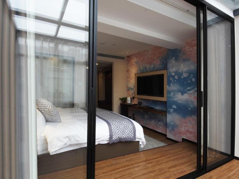 Deluxe Queen Room - Photo 10