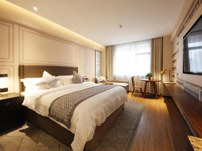 Deluxe Queen Room - Photo 13