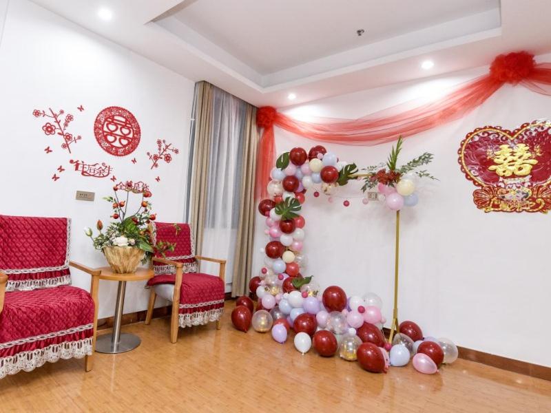 Suite - Photo 1