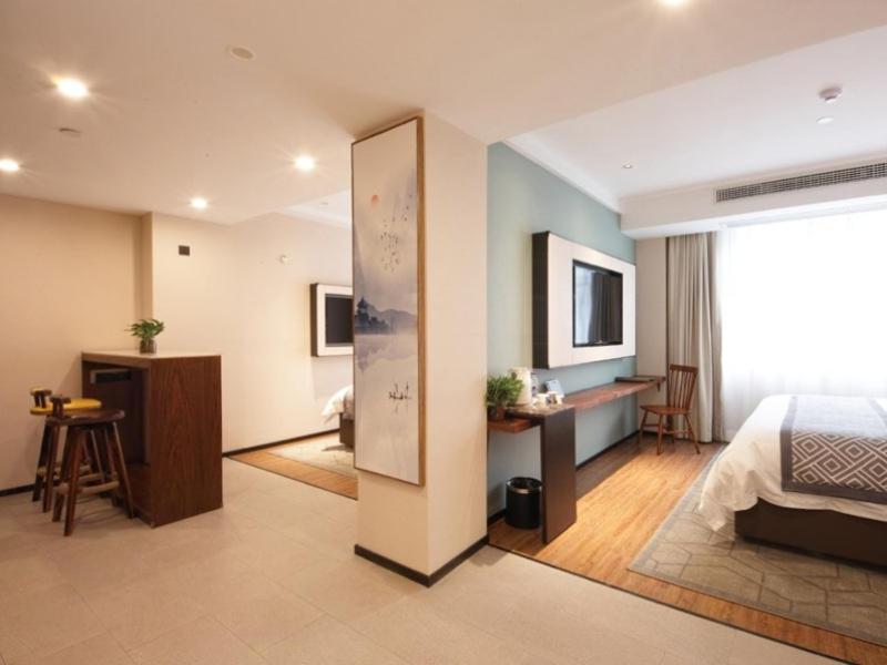 Deluxe Queen Room - Photo 11