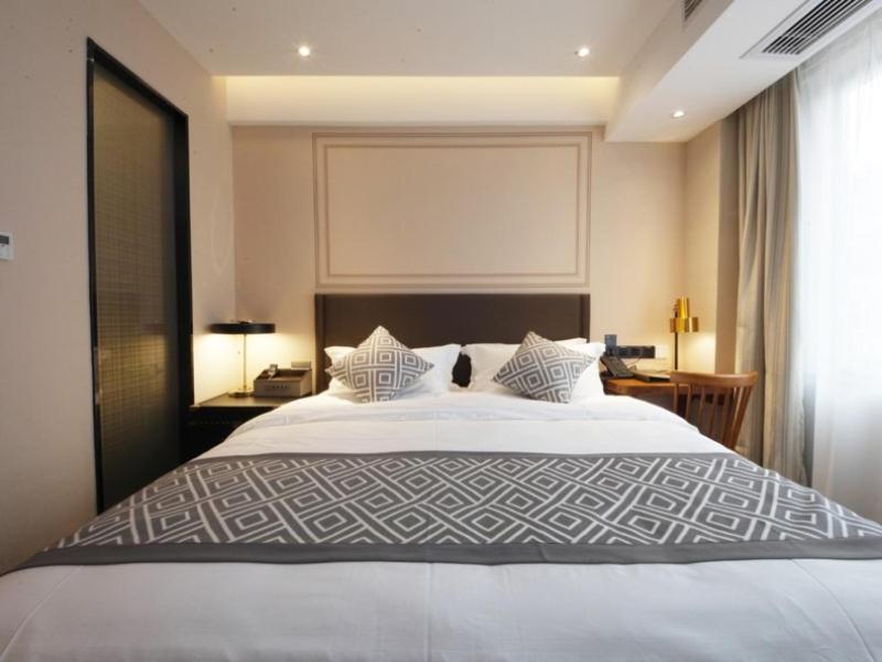 Deluxe Queen Room - Photo 5