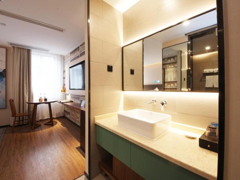 Deluxe Queen Room - Photo 6