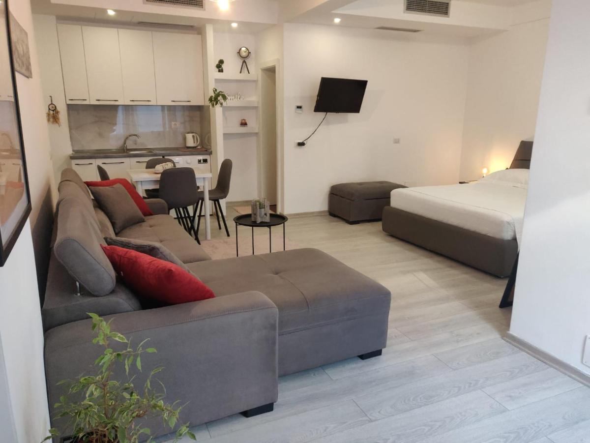 One-Bedroom Apartment photo 2