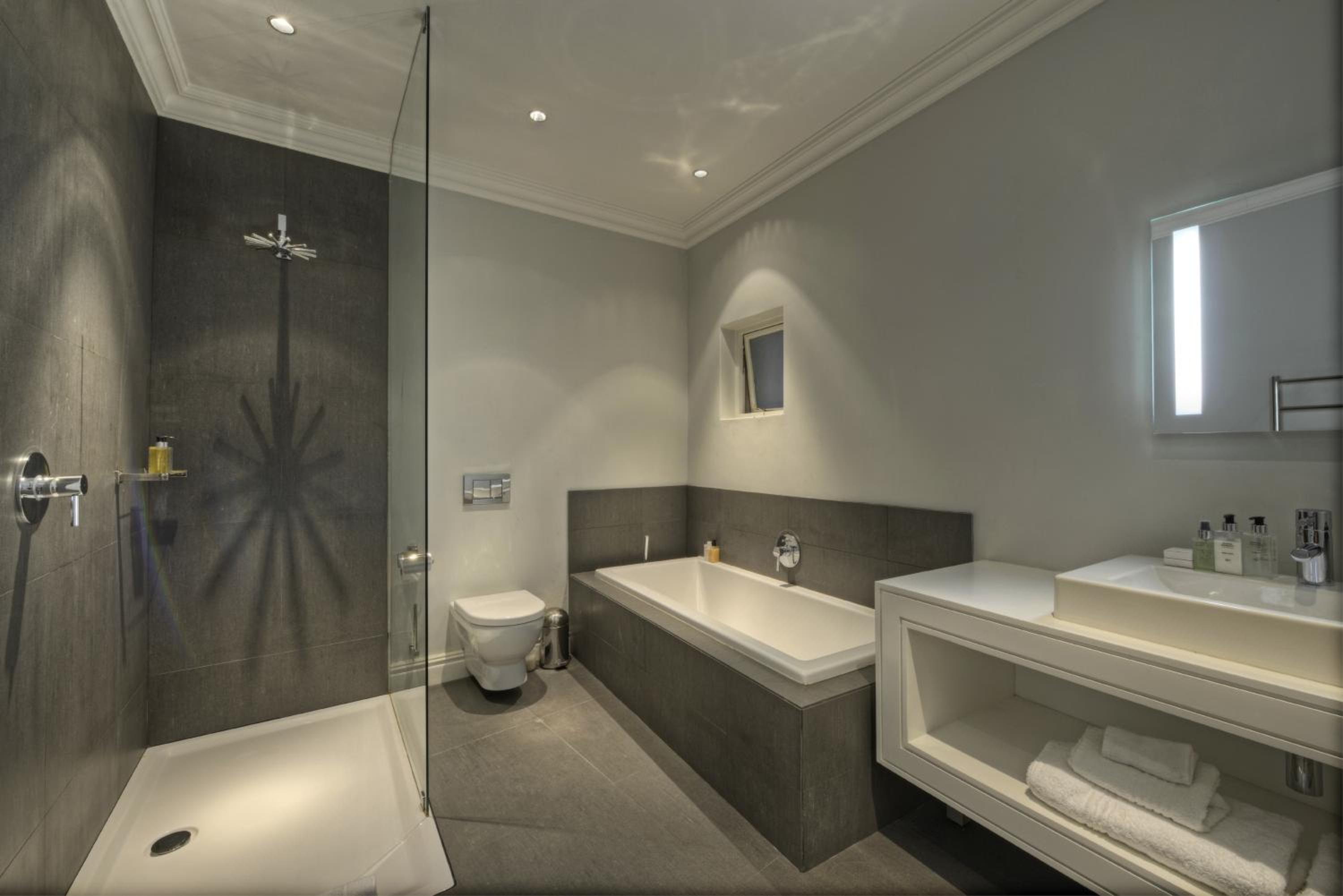 Luxury Room with Pool View - Photo 6