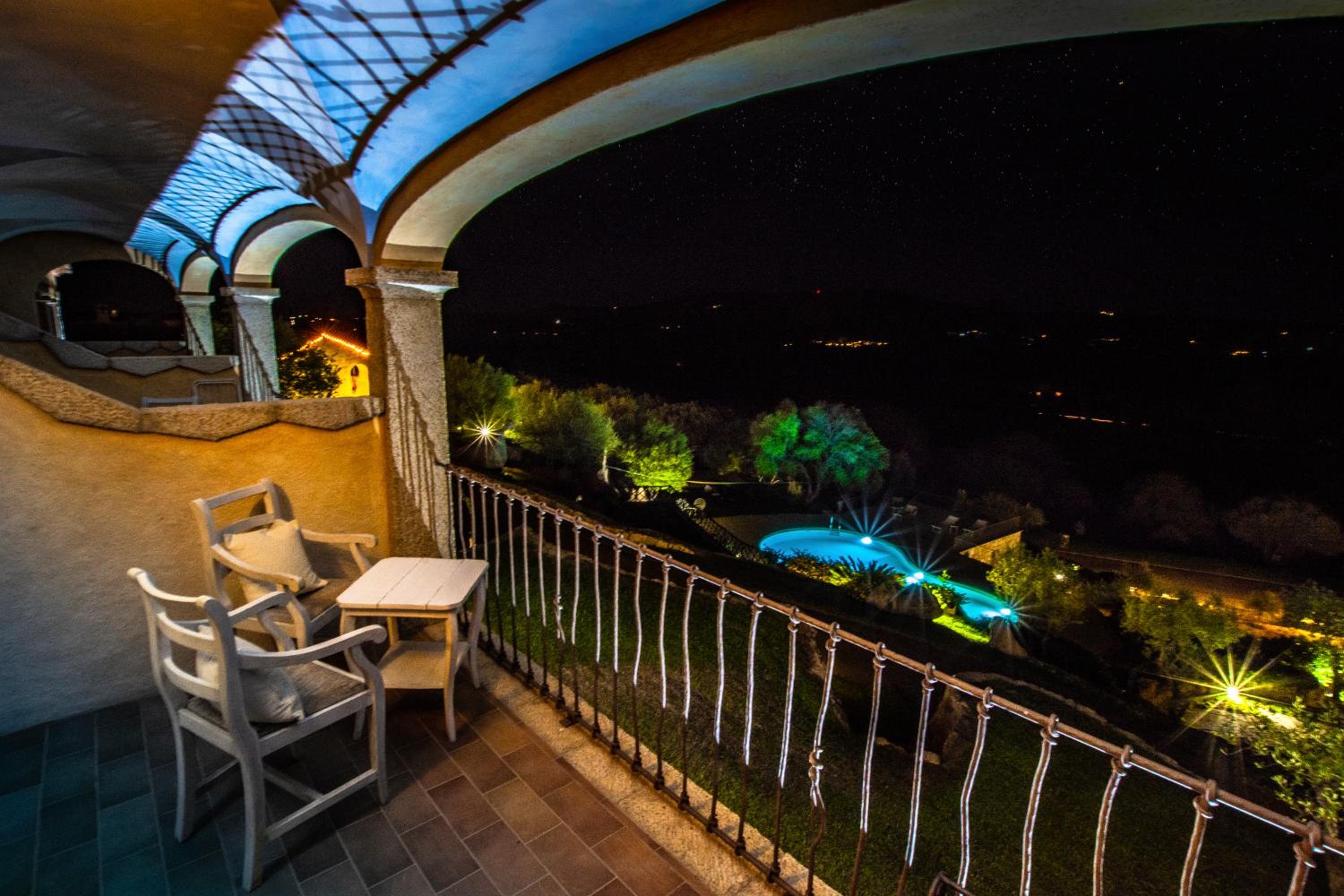 Deluxe Double Room with Balcony - Photo 16